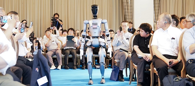 、越疆科技于日本名古屋首發新品，人形機器人全球量產交付