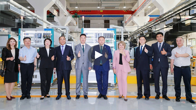 越疆機器人,越疆機器人應用案例,焊接機器人,裝配機器人,越疆協作機器人、哈薩克斯坦部長考察調研天職大與越疆科技雙方共建的魯班工坊，中國職業教育模式獲國際認可