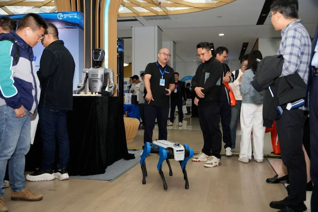 越疆機(jī)器人亮相吉利汽車技術(shù)展,以多形態(tài)具身智能方案賦能汽車柔性智造